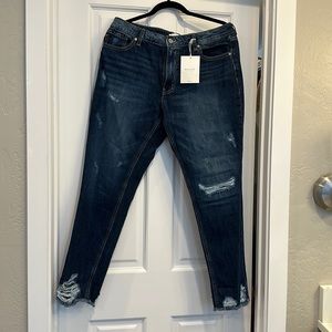 KanCan Relaxed fit jeans nwt distressed non stretch. 11/29
